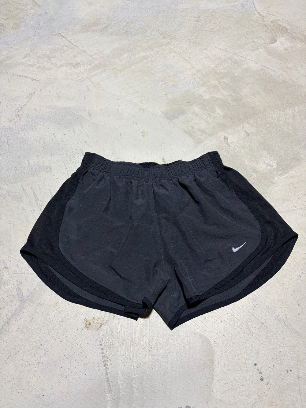 Nike Women's charcoal Running Shorts with Dri-FIT Swoosh medium